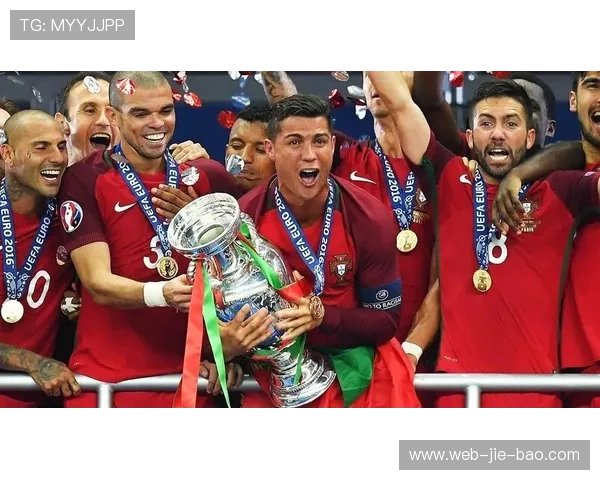 法超杯夺冠后巴黎球员更衣室庆祝，葡萄牙帮合影留念