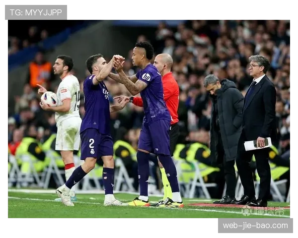 突发：皇马后卫米利唐在无对抗情况下倒地，被队医搀扶离场