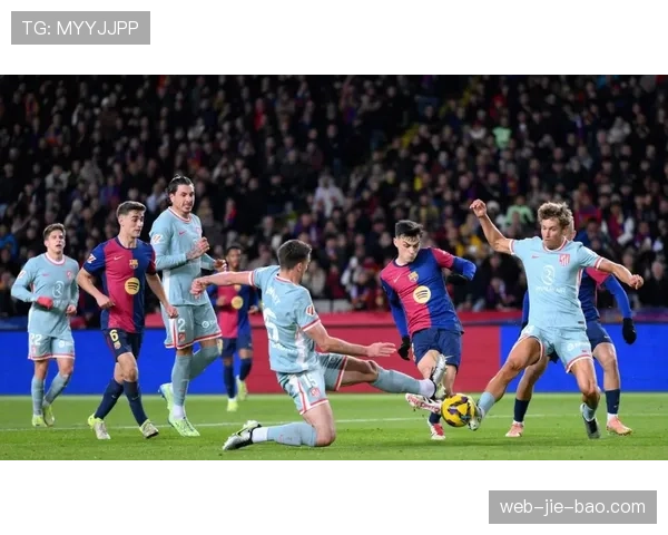 西蒙尼怒砸水瓶,巴萨绝杀马竞引发赛场争议